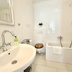Belle Kitz Pure Im Zentrum By Belle קיצביהל
